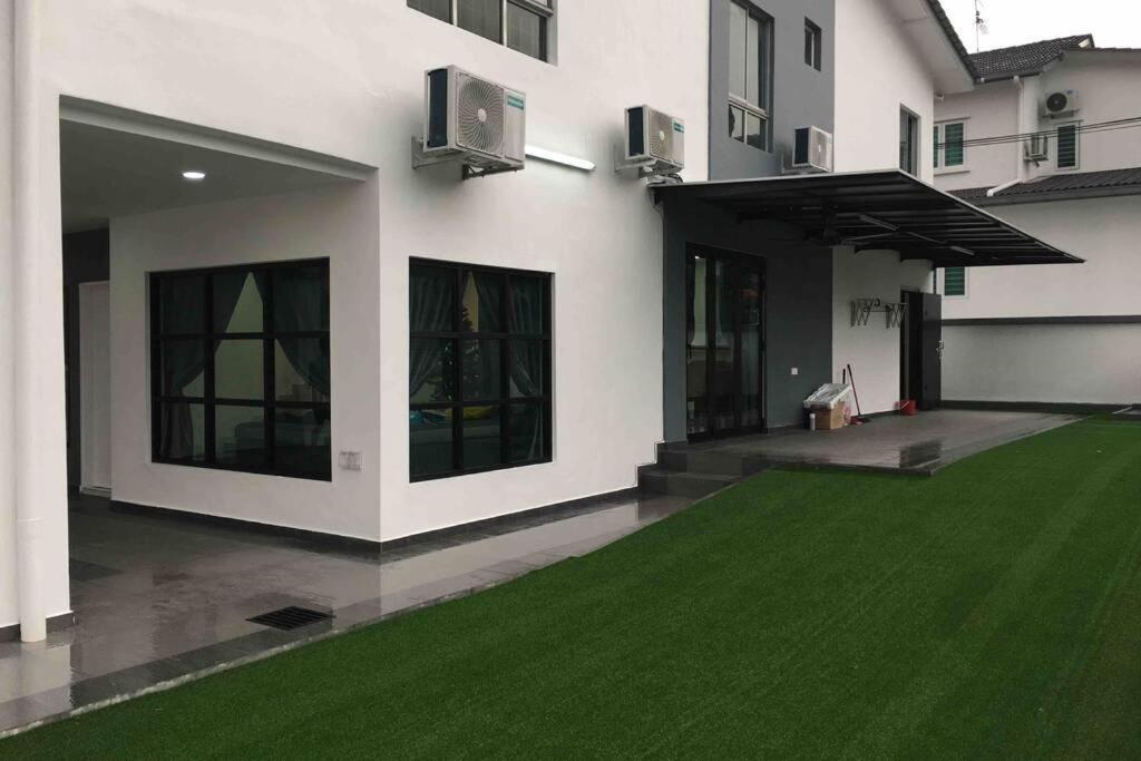 Villa 22Pax :Taman Pelangi Party House Nearby Midvelly Johor Bahru Exterior foto